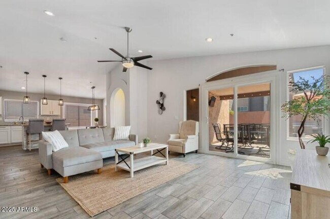 Foto del edificio - 8771 E Pinchot Ave