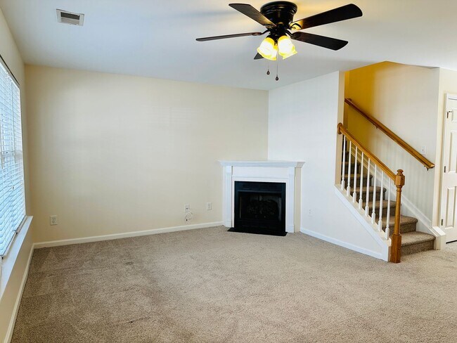 Foto del edificio - Three Bedroom Townhome Close to Everything