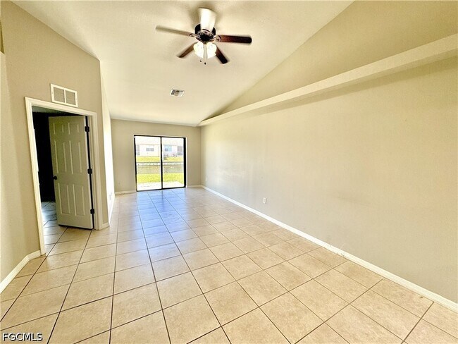 Foto del edificio - 704 SE 6th Terrace