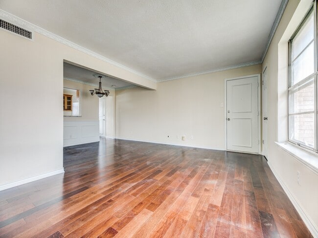 Building Photo - 5833 Sandhurst Ln