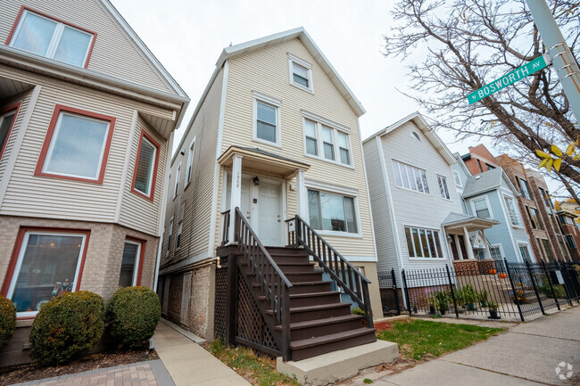 Building Photo - 1528 W Diversey Pky