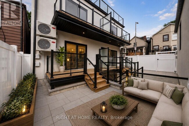 Building Photo - 367 Howland Ave