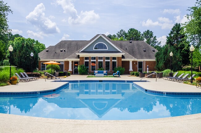 Piscina estilo centro turístico y terraza - Bexley Square at Concord Mills