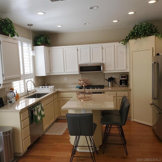 Building Photo - 946 Camino De La Reina