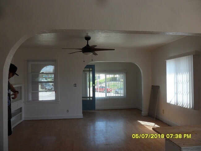 Building Photo - 2053 S Palm Grove Ave