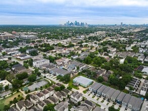 Building Photo - 931 W 23rd St