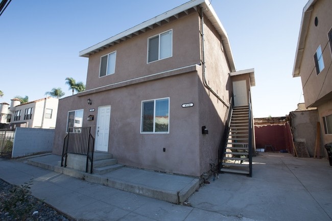 Lower larger unit. - Spacious 2 Bed 2 Bath in West LA Lower Duplex | W/D hook up. House