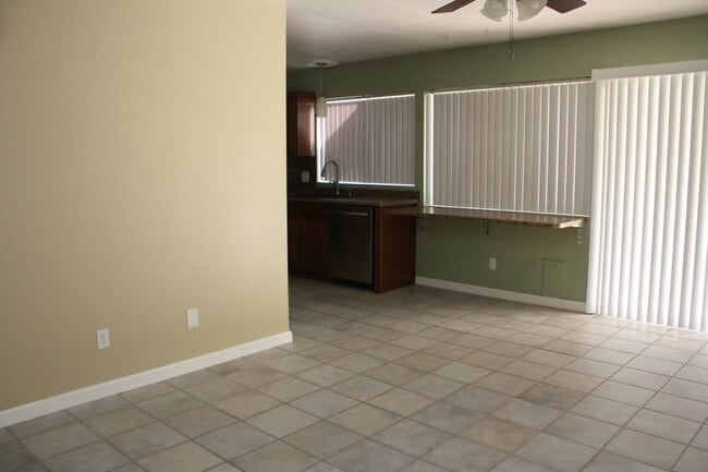 Building Photo - Fabulous 3 bedroom 2 bathroom Big Back Yard