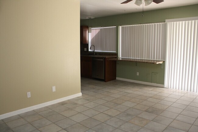 Foto del edificio - Fabulous 3 bedroom 2 bathroom Big Back Yard