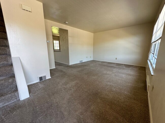 Foto del edificio - Wonderful Two Bedroom Townhouse in Perfect Plum Location! Private Patio, Garage & More! Call Today!