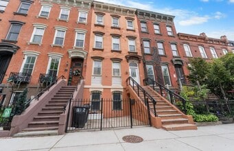 Building Photo - 812 Grand St