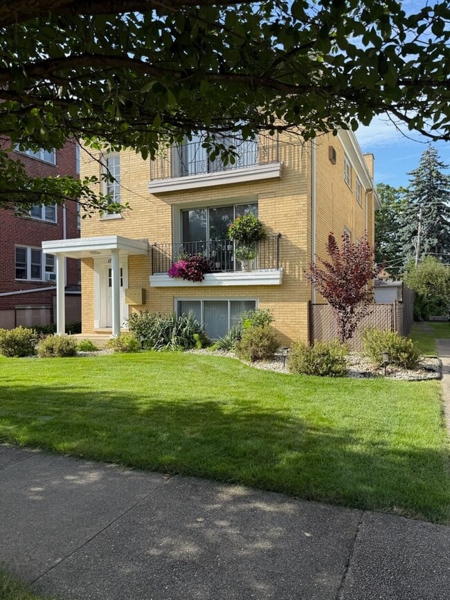 Building Photo - 116 Pine Ave
