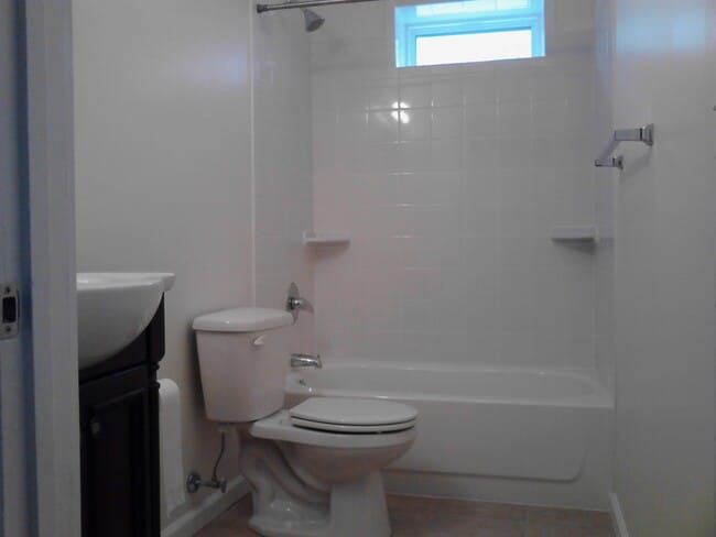 Building Photo - Fantastic 1  Bedroom Apartment in Great Neighborhood! Recently Renovated! Lots of Natural Light! ...