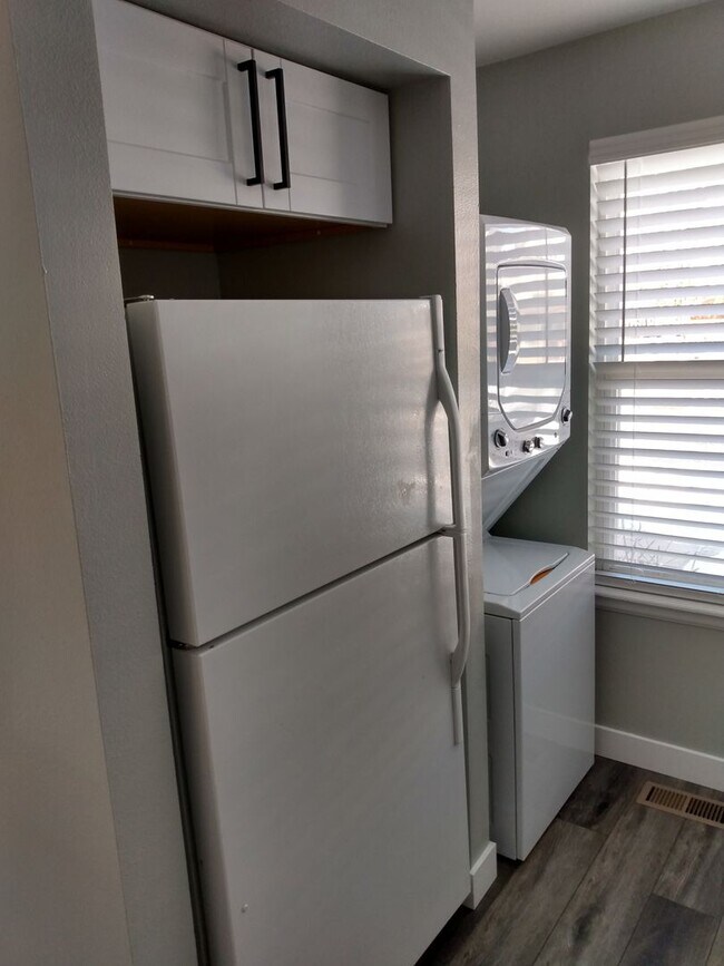 Foto del edificio - Beautifully remodeled 2 Bd/1.5 Ba townhome...