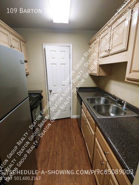 Building Photo - 109 Barton St