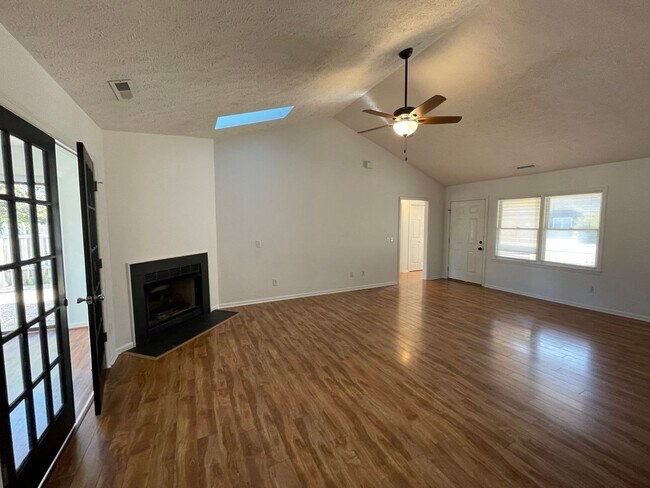 Building Photo - 3 bedroom, 2 bathroom home in Beau Rivage Plantation!