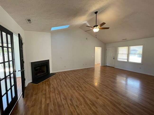 Foto del edificio - 3 bedroom, 2 bathroom home in Beau Rivage Plantation!