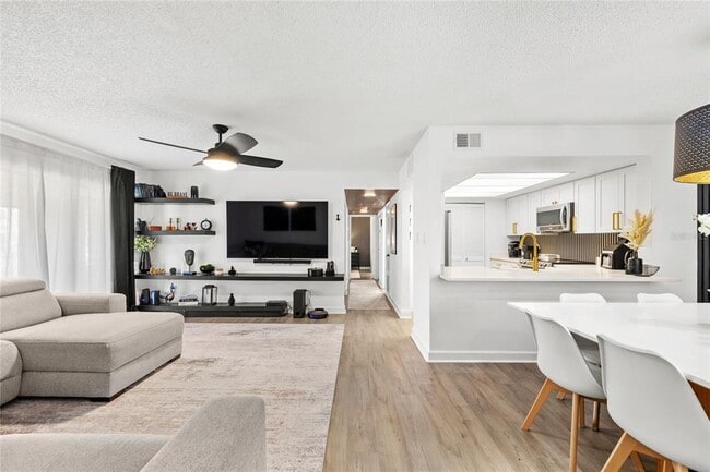 Building Photo - 2485 Lakeway Branch Dr