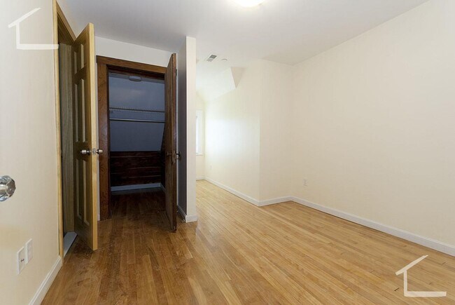 Foto del edificio - Nicely renovated 3 bed 3.5 bath in Brighton Center!!!