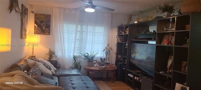Foto del edificio - 424 N Riverside Dr