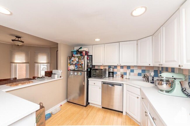 Building Photo - 3 bedroom in Chicago IL 60614