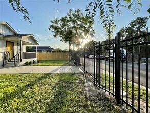 Building Photo - 702 1/2 E 32nd St