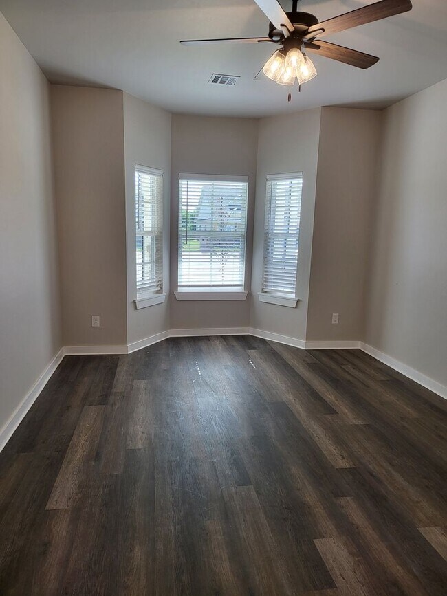 Foto del edificio - $1000 OFF YOUR 1ST MONTH RENT