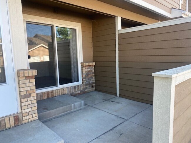 Building Photo - 2 Bedroom & 2.5 Bath Townhouse
