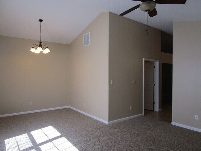 Foto del edificio - 5533 Crown Woods Cir