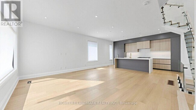 Building Photo - 750 Glengrove Ave W