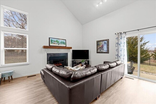 Foto del edificio - {10710} Updated Overland Park Townhome + Blue Valley Northwest + Two Car Garage