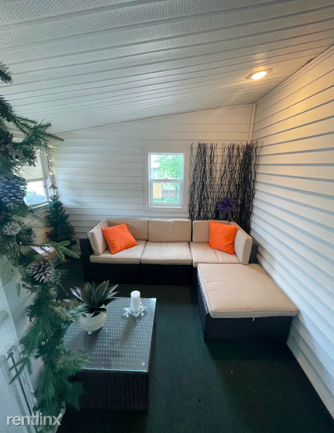 Primary Photo - 4 br, 1 bath Duplex - 154 East Tompkins St...
