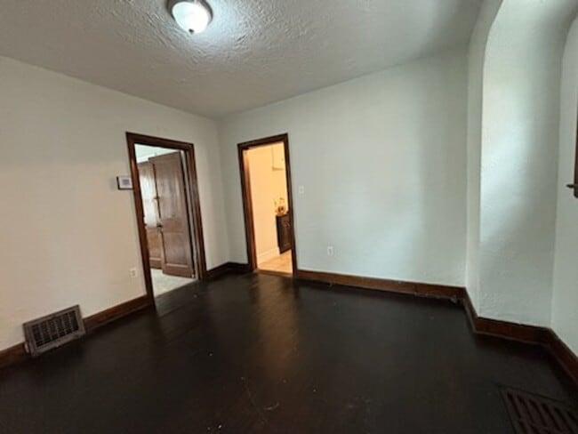 Building Photo - 2530 Berdan Ave