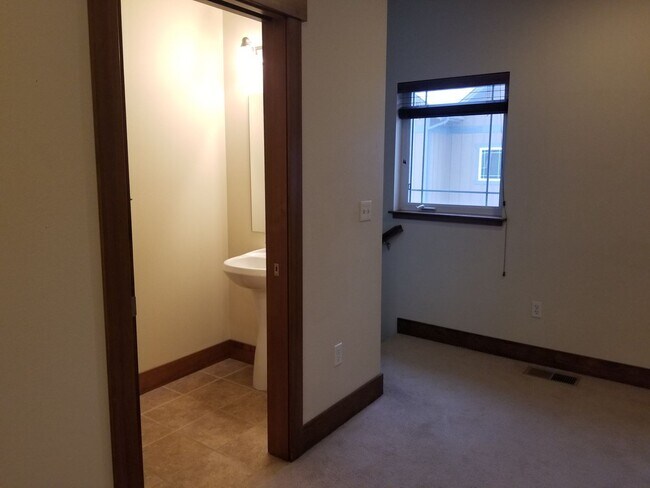 Building Photo - Alta View 2 bedroom 2.5 Bath with Fireplace