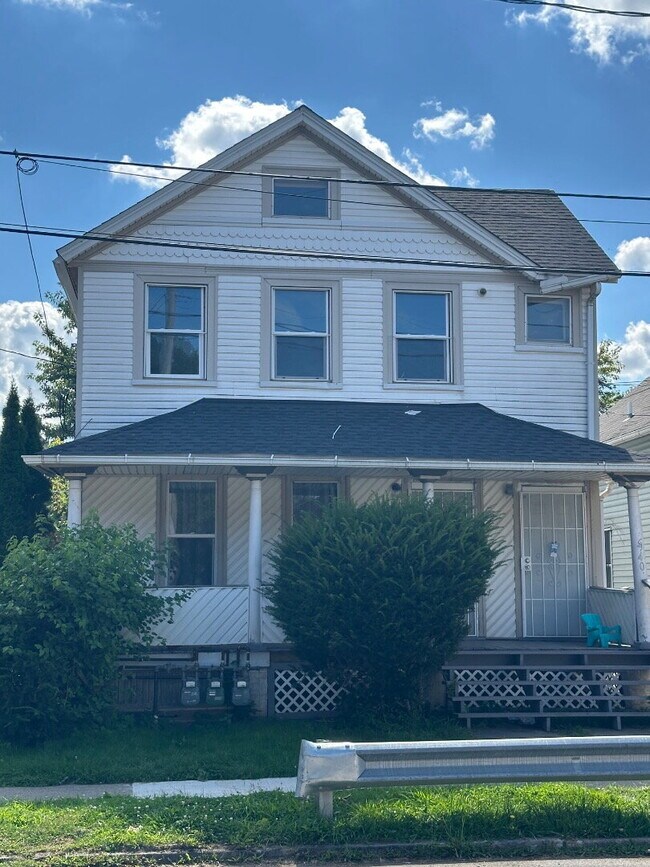 Foto del edificio - "Charming 2-Bed Gem in Cleveland: Cozy 800 Sq. Ft. Haven!"