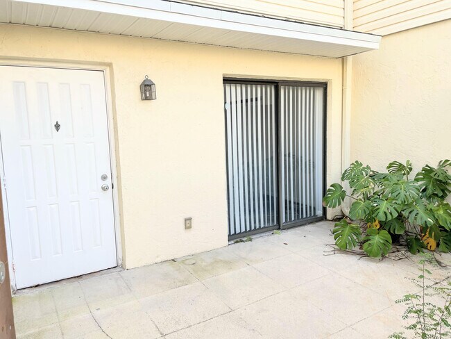 Foto del edificio - 633 Executive Center Dr