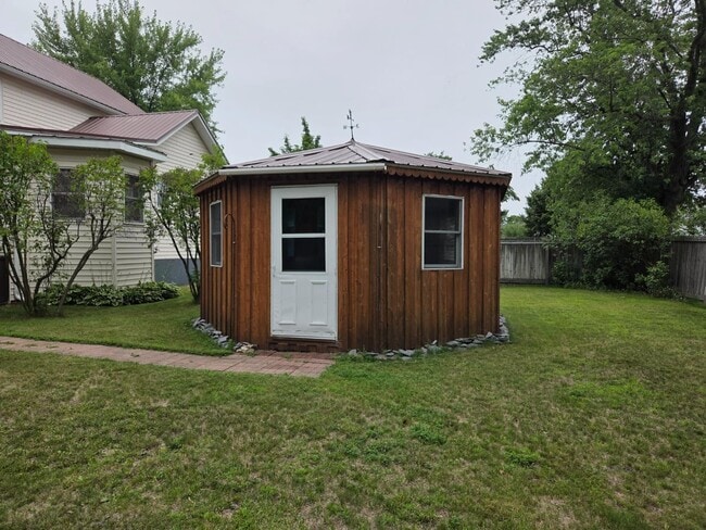 Building Photo - 637 Main St