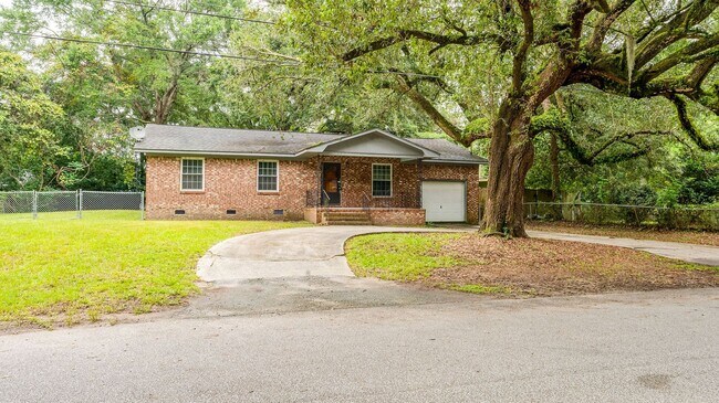 Foto del edificio - 3 Bedroom 1.5 Bath House in Hobcaw Point - Mount Pleasant