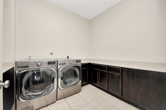 Building Photo - 9814 Carver Dr