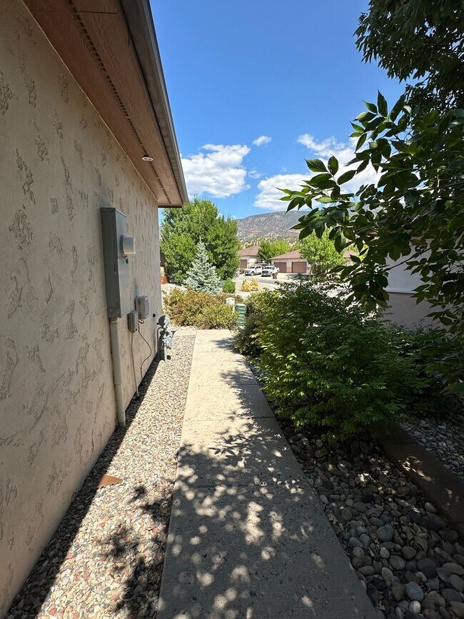 Foto del edificio - Three Bedroom Two and One Half Bath Duplex...