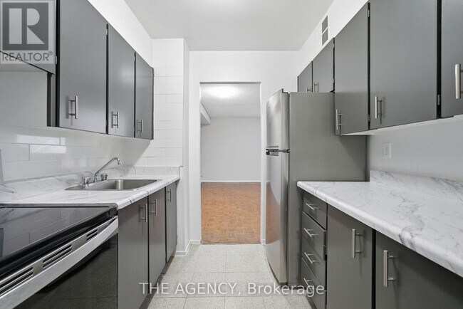 Photo du bâtiment - 2350 Dundas St W