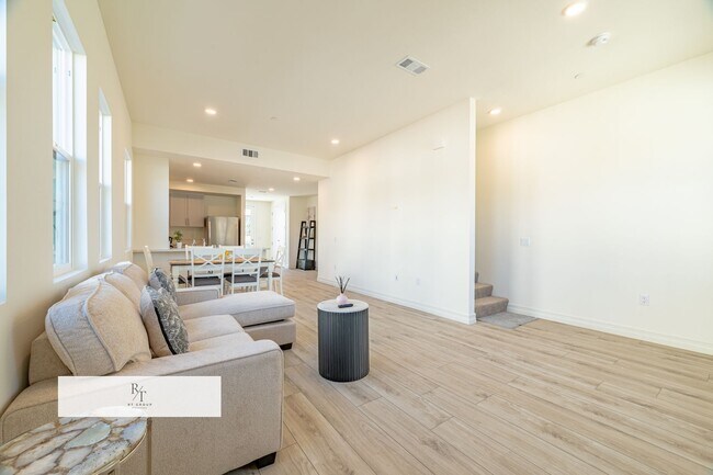 Building Photo - Whitmore Villa.