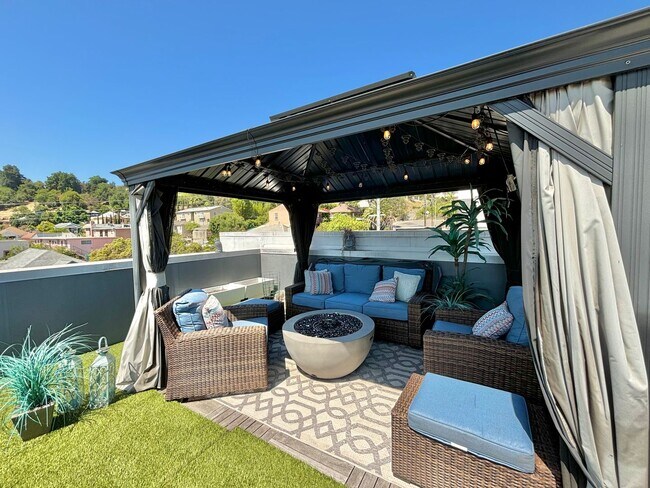 Building Photo - Stunning Silver Lake Townhouse (2-BR/2.5-B...