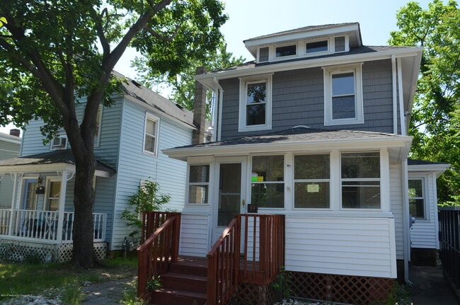 Building Photo - 34 Pine St