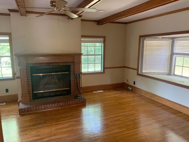 Building Photo - Nice 3 Bed / 2 Bath Home Available Summer ...