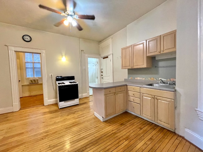 Building Photo - 1448 N Maplewood Ave
