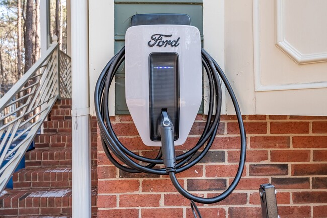 Foto del edificio - Wonderful in Woodcroft! Ford Electric Car ...