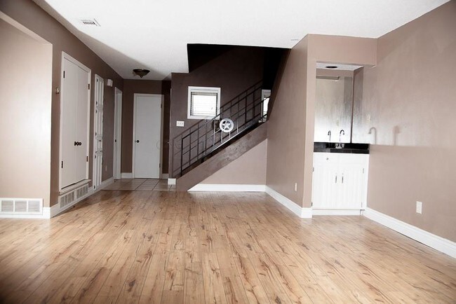 Foto del edificio - 207 E Harwood Rd