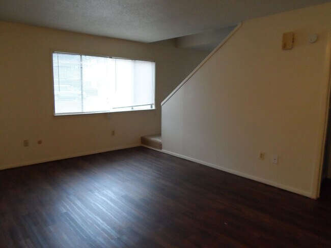 Foto del edificio - College Station -2 bedroom /1.5 bath Townhome-Style Fourplex on TAMU Shuttle Route!