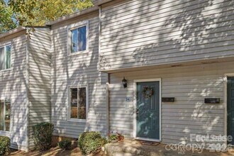 Building Photo - 2009 Stoney Point Ln